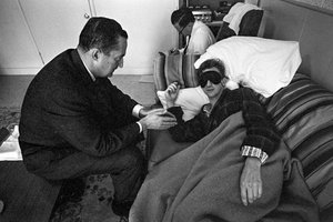 Mielenterveyspotilas joutuu psykofarmakologisen hoidon ja kokeilujen kohteeksi. tekijältä Ted Spiegel