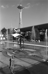 Uima-allas, suihkulähde, veistos ja Space Needle Seattlen maailmannäyttelyssä.