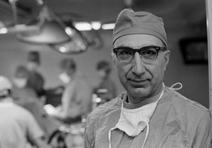 Tohtori Michael DeBakeyn muotokuva Texas Medical Centerin sydän- ja verisuonikirurgista.