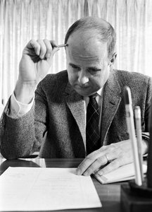 Kirkkoherra Lincoln Reed kirjoittaa ja muokkaa muistiinpanoja sunnuntain saarnaa varten. tekijältä Ted Spiegel