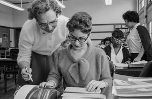 Opettaja ja naisopiskelija James A. Garfield High Schoolin kirjanpitoluokassa,... tekijältä Ted Spiegel