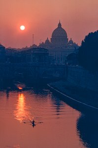 Tiber ja Pietarinkirkko auringonlaskun aikaan tekijältä Ted Spiegel