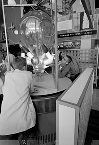 Seattlen maailmannäyttelyn 1962 kävijät ihailevat tieteellistä näyttelyä. tekijältä Ted Spiegel