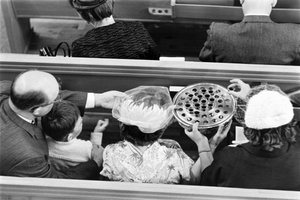 Viiniä ojennetaan ehtoollisen aikana sunnuntaina First Congregational Chu... tekijältä Ted Spiegel