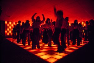 Nuoret tanssijat disko yökerho disko tanssivat valaistulla lattialla tekijältä Ted Spiegel