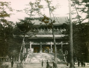 Chion-in buddhalaistemppelin portti, Higashiyaman alue, Kioto, noin 1900-1915 (valokuva). tekijältä Teijiro Takagi