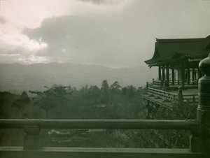 Kiyomizu-dera-temppeli Kiotossa, noin 1900-1915 (valokuva). tekijältä Teijiro Takagi