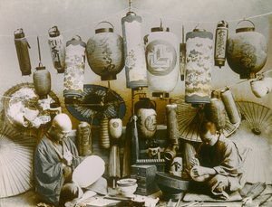 Muotokuva japanilaisesta lyhty- ja aurinkovarjosepistä, noin 1900 - 1915 (valokuva) tekijältä Teijiro Takagi