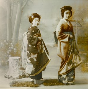 Muotokuva kahdesta nuoresta geishasta noin 1900 - 1915 (valokuva) tekijältä Teijiro Takagi