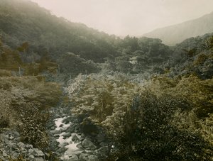 Näkymä Miyanoshitan kylästä Hakonen vuoristossa, noin 1900-1915 (valokuva). tekijältä Teijiro Takagi