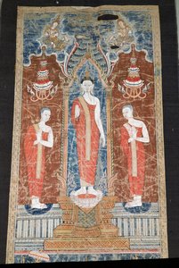 Banner, joka kuvaa seisovaa Buddhaa kahden opetuslapsen kanssa, Rattanakosin Style (maalattu silkki) tekijältä Thai School