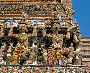 Wat Arunin temppelin karyatidit tekijältä Thai School
