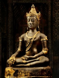Lanna Buddha koristeltu regalialla tekijältä Thai School