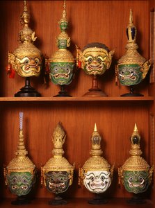 Naamiot Khon-teatteriin (keraamiset ja metalliset) tekijältä Thai School