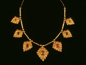 Kaulakoru, 1600-1700-luku (kultaa ja jalokiviä)