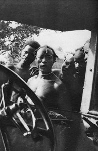 Alkuperäiset miehet näkevät valkoisen naisen ensimmäistä kertaa, Mongalla Terrakekkaan, Sudanissa, 1925 1927