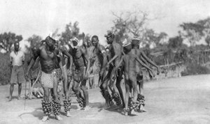 Ugandan tanssijat, Dodoma to Mongalla, Uganda, 1925 1927