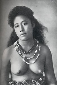 Samoalainen belle, jolla on kaulakoruja hampaista ja kuorista, 1902