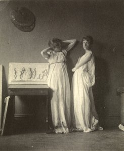 Kaksi naismallia klassisissa asuissa ja Eakinsin veistos "Arcadia", n. 1883 (platinaprintti) tekijältä Thomas Cowperthwait Eakins