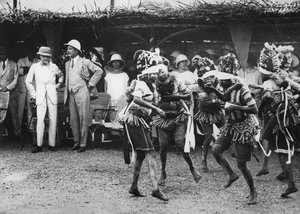 Bundu-heimon tytöt tanssivat prinssin edessä, Freetown, Sierra Leone, 1925.
