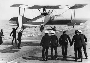 Laivueenkomentaja Edwin Dunning laskeutuu Sopwith Pup -lentokoneella HMS Furious -lentolaivueeseen 2. elokuuta 1917.