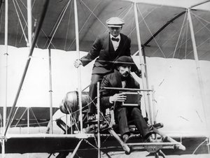 Thomas E. Grant ja Lewis Turner lentävässä koneessa kuvaamaan pimennystä, 1912