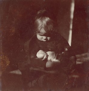 Betty Reynolds Doll on Lapin kanssa, n. 1885. tekijältä Thomas Eakins