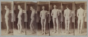 Valokuvia seisovasta miespuolisesta alastonmallista Joseph Smithistä, n. 1883.
