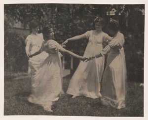 Susan Hannah Macdowell, tunnistamaton tyttö, Elizabeth Macdowell ja mahdollisesti Mary Macdowell Macdowell Housen luona