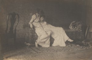 [Kaksi naisopiskelijaa klassisessa puvussa Eakinsin ateljeessa] tekijältä Thomas Eakins