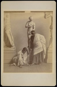 [Kaksi kreikkalaiseen asuun pukeutunutta miesopiskelijaa Afroditen kipsivaloksen edessä Pennsylvanian akatemian valuhuoneessa] tekijältä Thomas Eakins