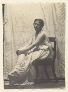 [Weda Cook klassisessa puvussa Eakinsin Chestnut Streetin ateljeessa] tekijältä Thomas Eakins