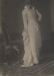[Nainen valkoisessa pitsillisessä bodice-mekossa Thomas Eakinsin studiossa], 1880- ja 1880-luvut. tekijältä Thomas Eakins