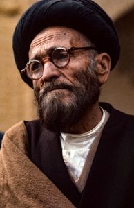 Iranilainen shiiapappi, jolla on silmälasit ja turbaani