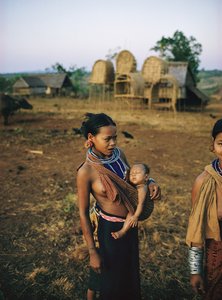 Khmer Loeu -äiti ja hänen lapsensa slingissä ja perinteisessä vuoristoheimon sarongissa Phum...