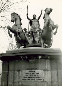 Boadicea ja hänen tyttärensä, pronssinen veistosryhmä, 1885