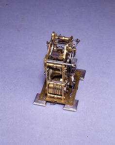 Pienoiskokoinen iskevä kannatinkello, nro. 222, n. 1695 (metalli) (katso myös 834228-31) tekijältä Thomas Tompion