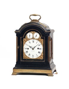 George III:n iskevä pöytäkello, n. 1770 (puu, lasi ja metalli) (katso myös 491922) tekijältä Thomas Wagstaff or Wagstaffe