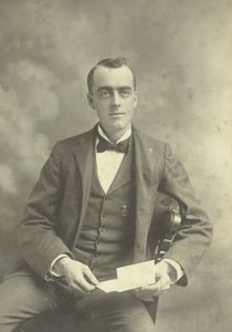 Nimetön istuvan miehen muotokuva, 18801899. tekijältä Thompson Studio