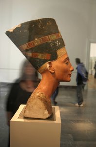 Nefertitin rintakuva (1370–1330 eKr.) Egyptin faarao Akhenatenin suuri kuninkaallinen vaimo (pääpuoliso). Nefertiti ja hänen miehensä tunnettiin uskonnollisesta vallankumouksesta. He alkoivat palvoa vain yhtä jumalaa, Atonia, auringon kiekkoa. tekijältä Thutmose Thutmose