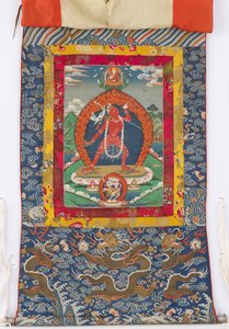 Dakini, 1800-luvun maalaus, 1800- ja 1700-luvun tekstiilireunukset tekijältä Tibetan School
