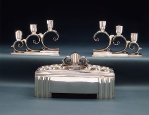 Tiffany & Co. -näyttelyn keskipiste ja kaksi kolmen valon kynttelikköä, valmistettu vuoden 1939 maailmannäyttelyä varten, n. 1939 (hopea) tekijältä Tiffany and Company