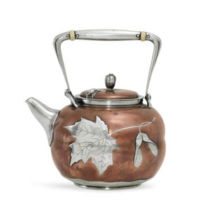 Teepannu, n. 1880 (hopeaa ja kuparia) tekijältä Tiffany and Company