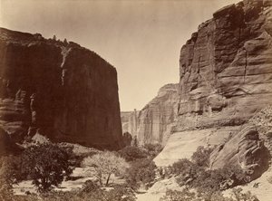 Cañon de Chellen yläosa, näkymä alaspäin, seinämien korkeus noin 1 200 jalkaa