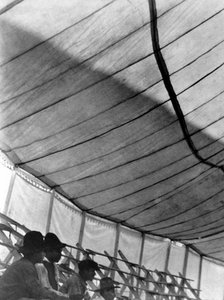 Sirkusteltta (Suuri venäläinen sirkus), Mexico City, 1924 tekijältä Tina Modotti