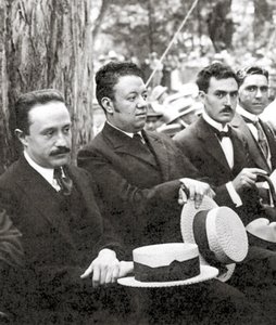 Jose Vasconcelos ja Diego Rivera ulkoilmatapahtumassa Chapultepec Parkissa, Mexico Cityssä, 1921 tekijältä Tina Modotti
