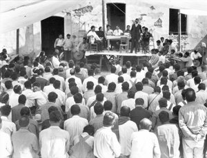 Campesinojen tapaaminen: Pöydässä Xavier Guerrero ja Julio Antonio Mella, Jalapa, Meksiko, 1927 tekijältä Tina Modotti