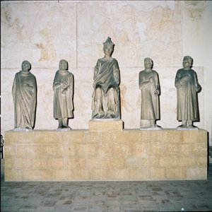 Pyhän Rooman keisarin Henrik VII:n (12745-1313) patsas neuvonantajiensa kanssa 1315 (marmori)