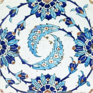 Iznik-keramiikkalaatta, jossa on kierrekuvioinen kukka-aihe, 1600-luvun alku (keraaminen) tekijältä Turkish School