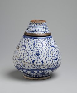 Pullo kahdessa osassa "kultainen sarvi" tai Tugrakes-aihe, Iznik, 1500-luvun alku (keraaminen) tekijältä Turkish School